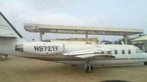 plane_at_filling_station