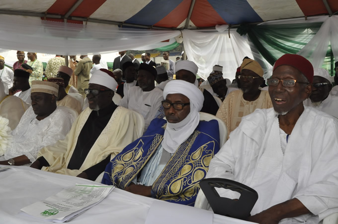 PHOTO NEWS: Muslims pray for the nation