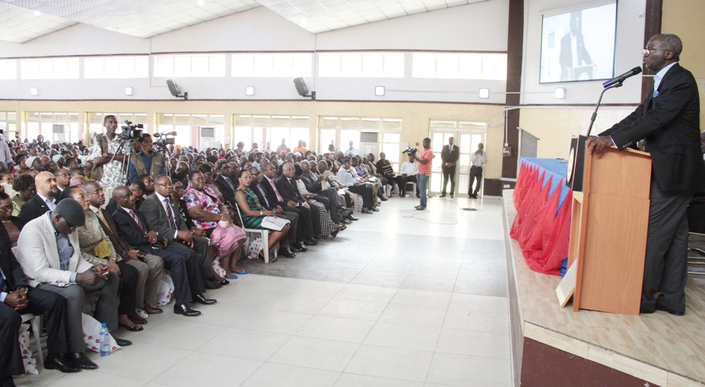 Governor Babatunde Fashola of Lagos State (middle), the Oba of Lagos, Oba Rilwan Akiolu (left), the Chief Imam of Lagos, Alhaji Garba Akinola Ibrahim (second left), the Olori Ebi of the Fashola Family, Engineer Mohammed Bolaji Fashola (second right) and Baba Adinni of Lagos, Alhaji Afeez Abou (right) during a special prayer session to commemorate Fashola’s eight years in office at the Central Mosque, Lagos…on Saturday.