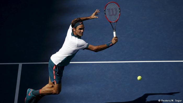 Federer eases into fourth round at U.S. Open