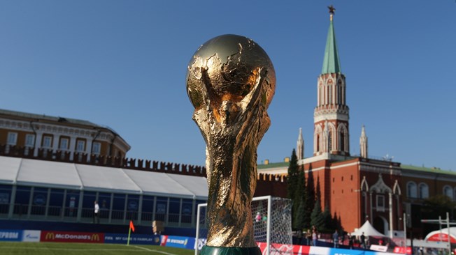 1,000 days to Russia 2018: Footballers, fans celebrate in Red Square