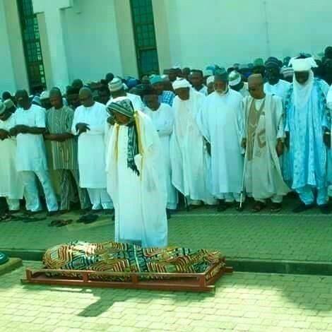 Thousands witness Abubakar Audu’s burial at Ogbonicha