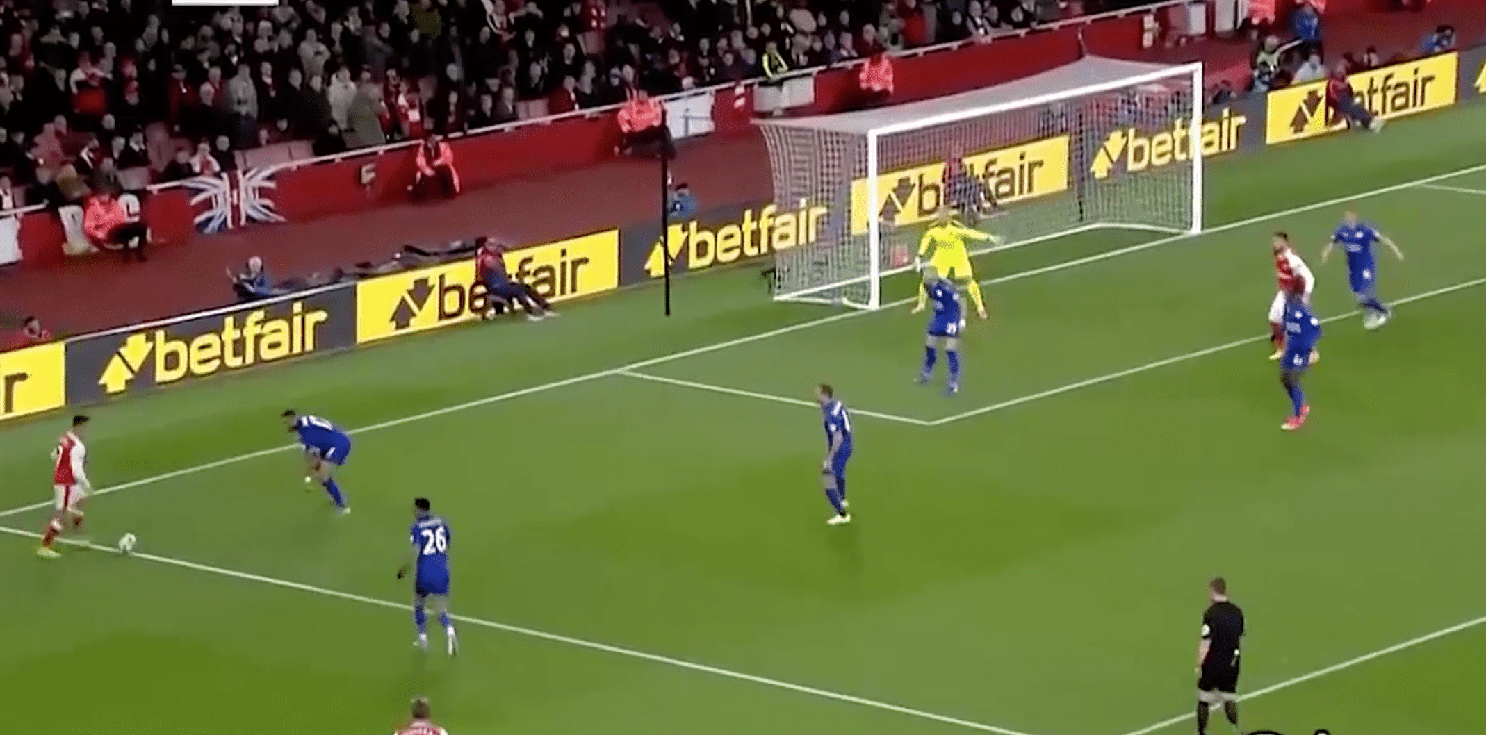 Huth’s own goal gives Arsenal win over Leicester