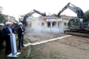 Italy’s Interior Minister leads demolition of Mafia Villa