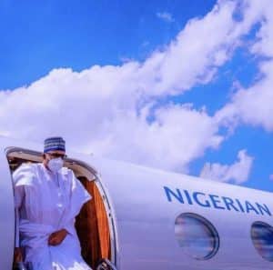 Buhari wears mask in Mali