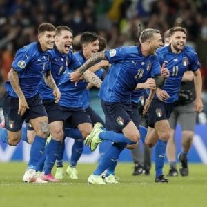 Euro, Copa: Pope pleased with title wins by Italy, Argentina; several Italians injured in Milan during  celebrations; 49 arrested, 19 police officers injured in London