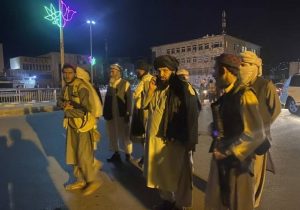 Afghanistan: Chaos as Taliban fighters take over presidential palace