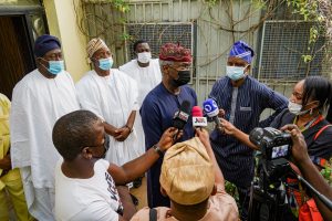 Fashola leads Buhari's delegation to Babalakins