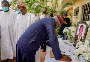 Fashola leads Buhari's delegation to Babalakins
