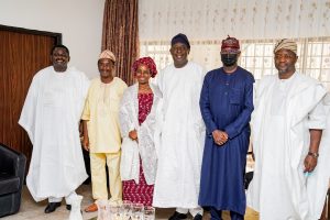 Fashola leads Buhari's delegation to Babalakins