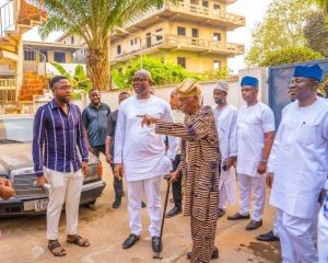 Makinde presents ex-governor Olunloyo with Lexus SUV