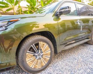 Makinde presents ex-governor Olunloyo with Lexus SUV