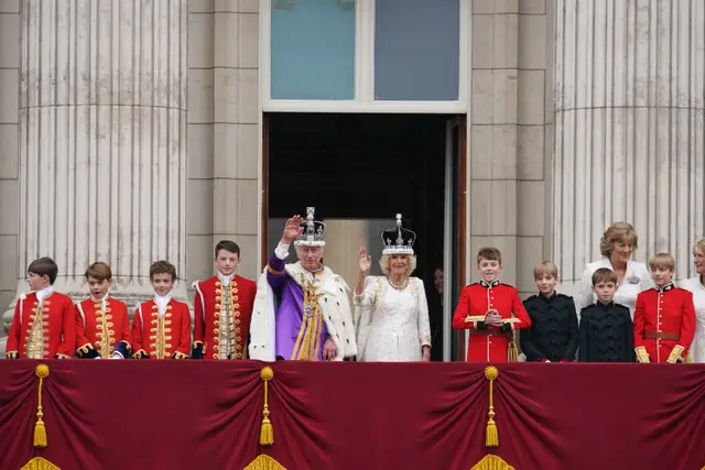 King, Queen appear on Buckingham Palace balcony to acknowledge crowds