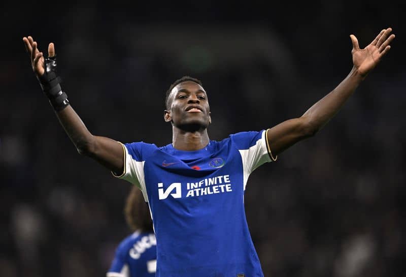 9-man Tottenham miss out on top spot in chaotic loss to Chelsea