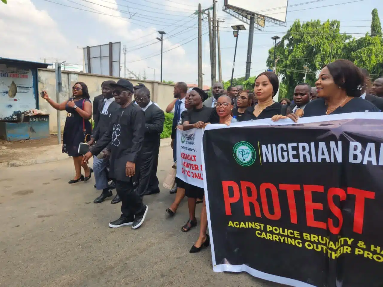 Falana faults police brutality as Lagos lawyers protest