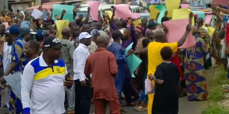 Ondo guber primary: Protesters besiege APC secretariat over alleged ‘broad-day robbery’