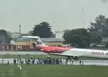 VIDEO: Dana aircraft veers off runway