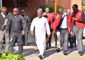 Yahaya Bello controls supporters as Justice Anenih  frowns at court room crowd
