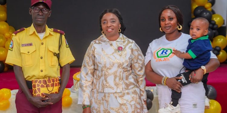 Lagos First Lady appreciates LASTMA ‘Dancing Officer’ (see pix)