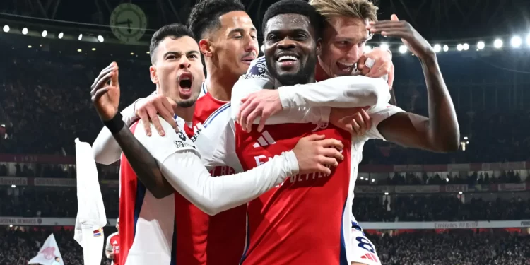 Arsenal crush Manchester City to stay in title hunt