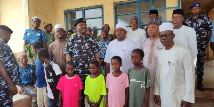 Niger Govt receives 17 kidnapped victims rescued by police