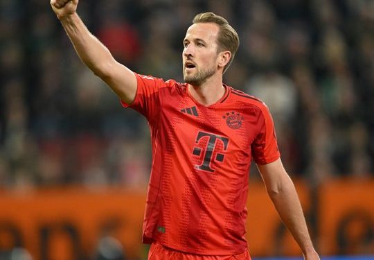 AUGSBURG, GERMANY - APRIL 04: Harry Kane of FC Bayern München celebrates after his team's third goal during the Bundesliga match between FC Augsburg and FC Bayern München at WWK-Arena on April 04, 2025 in Augsburg, Germany. (Photo by Sebastian Widmann/Getty Images)