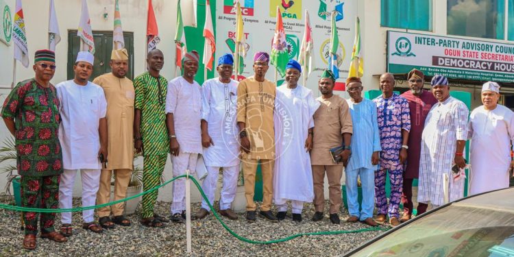 Ambassador Sarafa Tunji Isola (7th right) with the party leaders