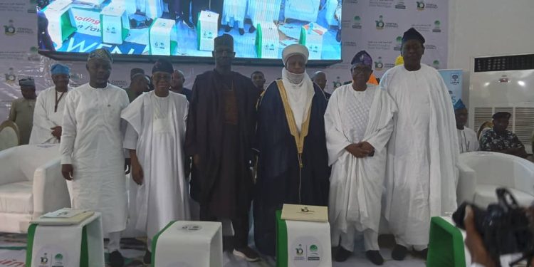 Alhaji Gboyega Isiaka Oyetola, representing President Bola Tinubu(2nd left), Sultan of Sokoto, Alhaji Sa’ad Abubakar (3rd right), Governor of Nasarawa State, Engr Abdullahi Audu Sule; Alhaji Kolapo Alimi, representing Osun State Governor Nurudeen Adeleke; Chairman of the Board of MUSWEN, Dr Wale Babalakin (right) and National President of MUSWEN, Alhaji Rasaki Oladejo (2nd right)