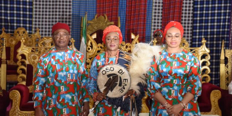 Senator Oluremi Tinubu flanked by Governor Hope Uzodimma and Imo State First Lady, Chioma Uzodimma, shortly after Mrs. Tinubu was conferred with the title of 'Oso Di Eme' by Imo State Monarchs at the Eze Imo Palace in Owerri.